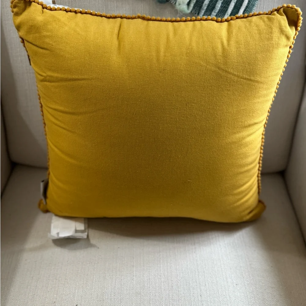 NWT Decorative Throw Pillow Embroidered Giraffes Nursey Mustard Piping‎
